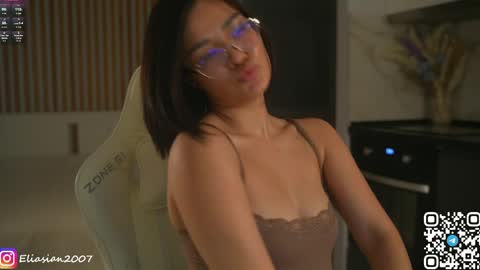 Snapshot of eli_asian chatting on April 12, 3:17 pm Eli online show from April 12, 3:17 pm