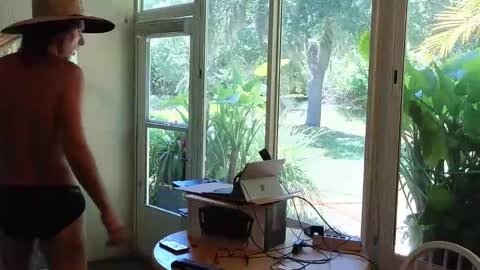 Snapshot of eliberator chatting on May 17, 6:48 pm eliberator online show from May 17, 6:48 pm