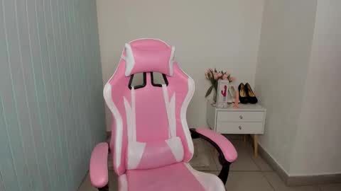 elieiza_xo online show from October 3, 6:54 am