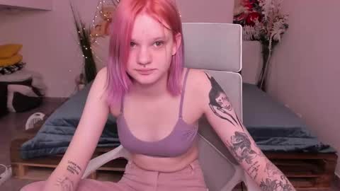 Snapshot of elieiza_xo chatting on February 1, 9:30 am elieiza_xo online show from February 1, 9:30 am