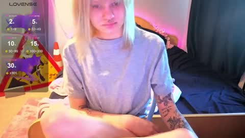 elieiza_xo online show from May 17, 9:17 am