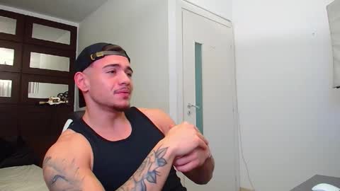 Snapshot of elijahthorne chatting on November 18, 5:23 am ElijahThorne online show from November 18, 5:23 am