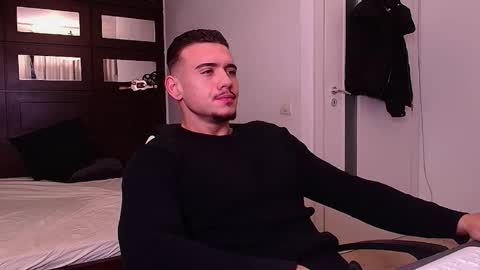 Snapshot of elijahthorne chatting on December 17, 5:46 am ElijahThorne online show from December 17, 5:46 am