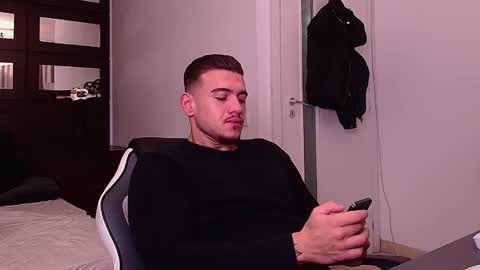 Snapshot of elijahthorne chatting on December 19, 5:47 am ElijahThorne online show from December 19, 5:47 am