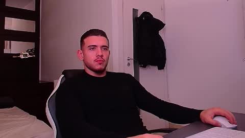 Snapshot of elijahthorne chatting on December 22, 8:11 am ElijahThorne online show from December 22, 8:11 am