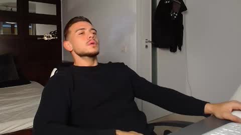 Snapshot of elijahthorne chatting on January 16, 6:06 am ElijahThorne online show from January 16, 6:06 am