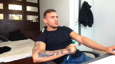 Snapshot of elijahthorne chatting on February 6, 9:45 am ElijahThorne online show from February 6, 9:45 am