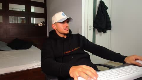 Snapshot of elijahthorne chatting on February 9, 5:44 am ElijahThorne online show from February 9, 5:44 am