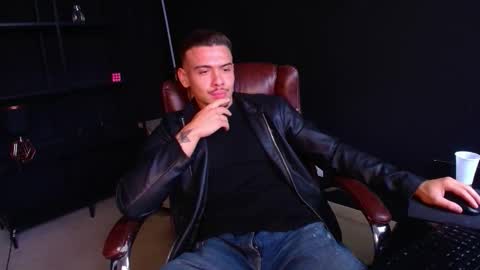 Snapshot of elijahthorne chatting on February 10, 12:20 pm ElijahThorne online show from February 10, 12:20 pm