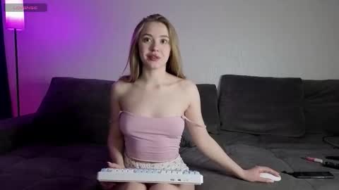 Snapshot of elinamilller chatting on March 11, 2:01 pm Elna and Tom online show from March 11, 2:01 pm