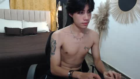 Snapshot of elio_collem chatting on April 2, 8:23 am ELIO online show from April 2, 8:23 am