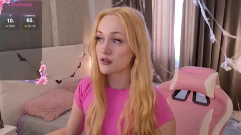 Snapshot of elis_goyard chatting on October 30, 9:44 am Elis online show from October 30, 9:44 am