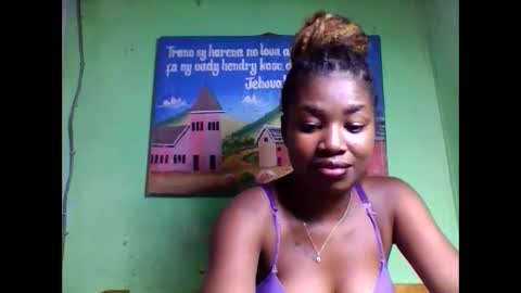 Snapshot of elisabeth2525 chatting on February 10, 11:45 pm elisabeth2525 online show from February 10, 11:45 pm