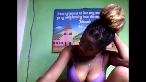Snapshot of elisabeth2525 chatting on February 12, 2:35 am elisabeth2525 online show from February 12, 2:35 am