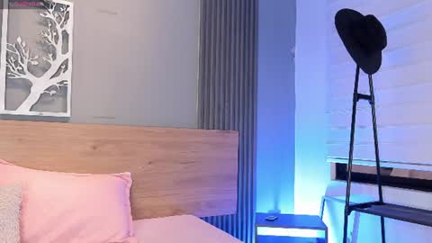 Elise Play Boobs online show from July 25, 9:01 pm