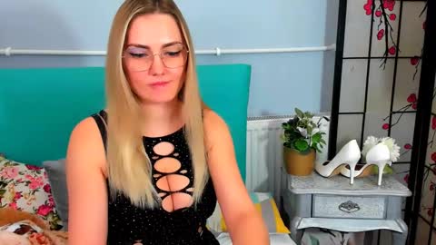 Snapshot of eliseshining chatting on December 3, 3:00 pm Elise online show from December 3, 3:00 pm