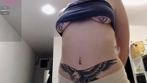 Snapshot of eliza_benet_ chatting on December 3, 4:28 pm Ari online show from December 3, 4:28 pm