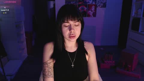 Snapshot of eliza_benet_ chatting on December 11, 3:15 pm Ari online show from December 11, 3:15 pm
