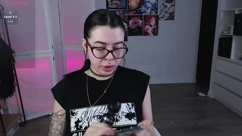Snapshot of eliza_benet_ chatting on January 20, 2:32 am Ari online show from January 20, 2:32 am