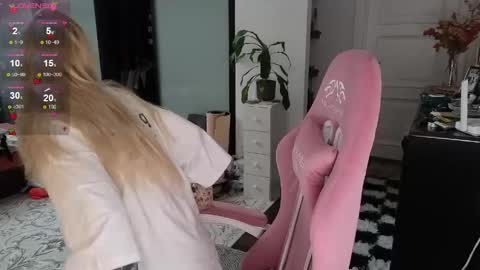 Snapshot of eliza_sadcat chatting on May 31, 2:24 pm Elizabeth online show from May 31, 2:24 pm