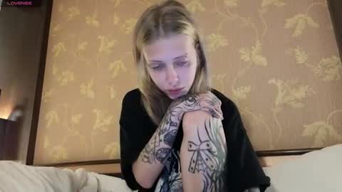 Snapshot of eliza_sadcat chatting on June 18, 6:56 pm Elizabeth online show from June 18, 6:56 pm