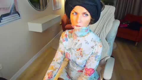 Snapshot of elizabe_th chatting on March 10, 3:23 am Elizabethangel online show from March 10, 3:23 am