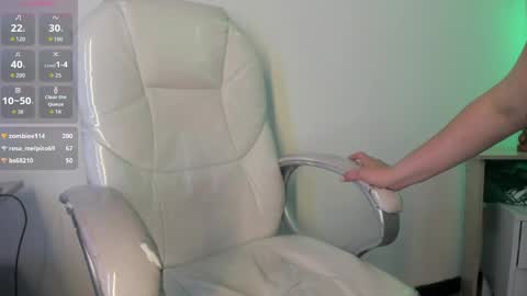 Snapshot of elizabeth_ellie chatting on April 5, 12:08 am Elizabeth online show from April 5, 12:08 am