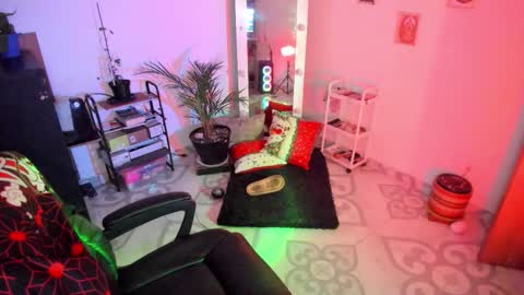 Elizabeth Martinez online show from November 27, 10:45 pm