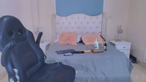 Elizabeth  online show from May 15, 11:45 pm