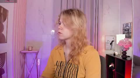 Snapshot of elizabethvane chatting on July 2, 5:35 am Elizabeth online show from July 2, 5:35 am