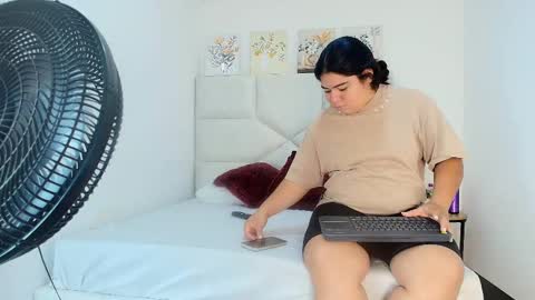 Snapshot of elizawiliamst chatting on March 29, 2:17 pm Eliza online show from March 29, 2:17 pm