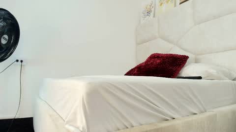 Snapshot of elizawiliamst chatting on April 1, 1:01 pm Eliza online show from April 1, 1:01 pm