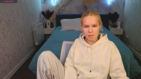 Snapshot of ella_ley chatting on March 15, 9:26 am Ella online show from March 15, 9:26 am