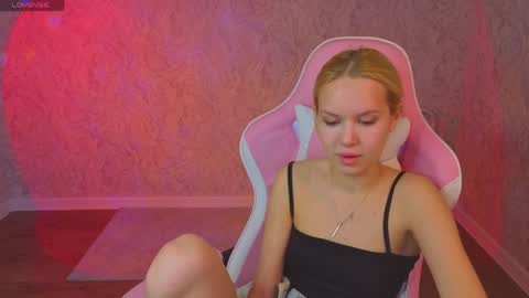 Snapshot of ella_ley chatting on March 27, 1:33 am Ella online show from March 27, 1:33 am