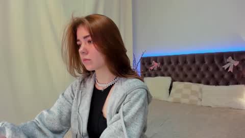 Ella Mayers online show from February 9, 10:32 pm
