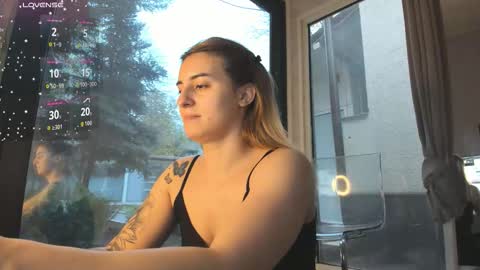 ella_vee online show from November 28, 6:49 am