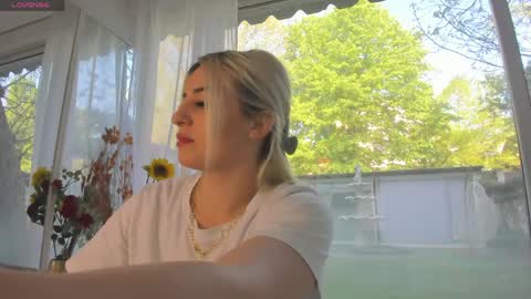 ella_vee online show from April 24, 5:54 am