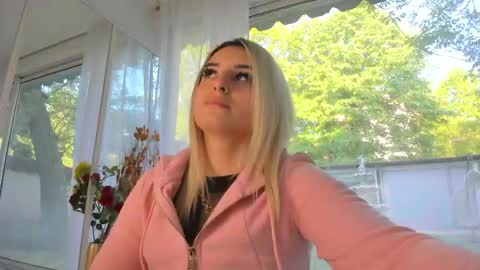 ella_vee online show from May 4, 5:03 am
