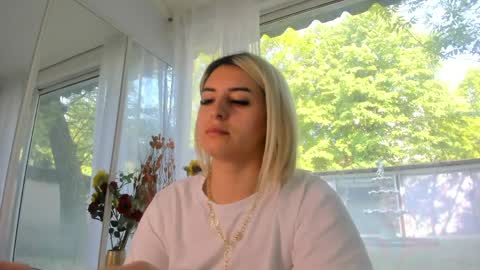ella_vee online show from May 5, 6:43 am