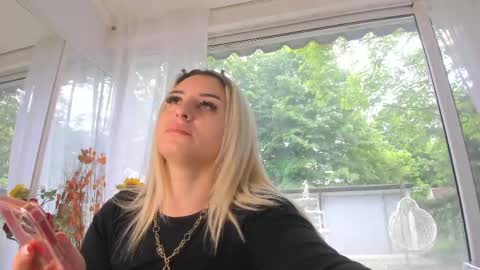 ella_vee online show from May 8, 4:51 am