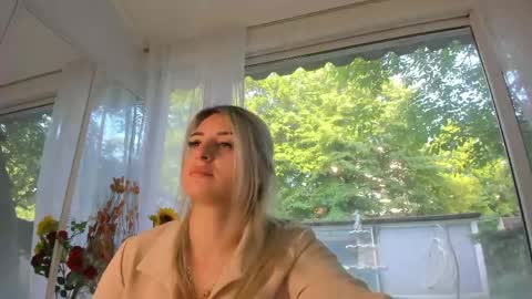 ella_vee online show from May 11, 4:40 am