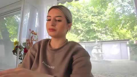 ella_vee online show from May 14, 7:37 am