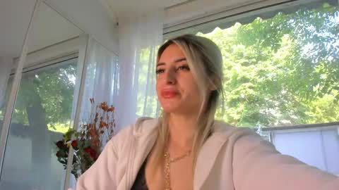 ella_vee online show from May 15, 5:47 am