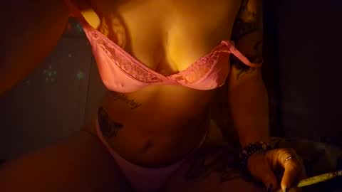 Snapshot of ellababy94 chatting on October 25, 7:08 pm ellababy94 online show from October 25, 7:08 pm