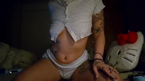 Snapshot of ellababy94 chatting on December 21, 7:59 am ellababy94 online show from December 21, 7:59 am