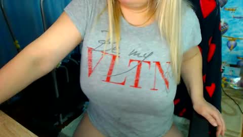 Snapshot of ellabella36dd chatting on December 17, 9:54 pm IsaBella online show from December 17, 9:54 pm