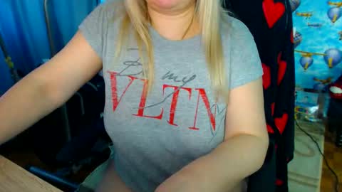 Snapshot of ellabella36dd chatting on December 19, 8:32 am IsaBella online show from December 19, 8:32 am