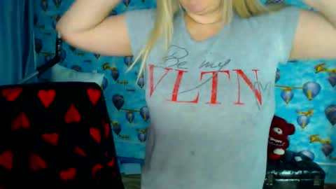 Snapshot of ellabella36dd chatting on December 22, 4:15 pm IsaBella online show from December 22, 4:15 pm