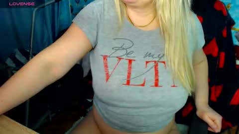 Snapshot of ellabella36dd chatting on February 14, 11:56 pm IsaBella online show from February 14, 11:56 pm