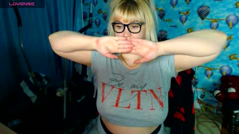 Snapshot of ellabella36dd chatting on March 4, 11:33 pm IsaBella online show from March 4, 11:33 pm